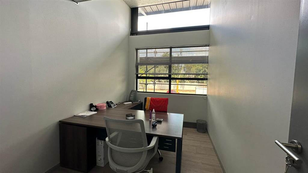 170  m² Commercial space in Doringkloof photo number 16