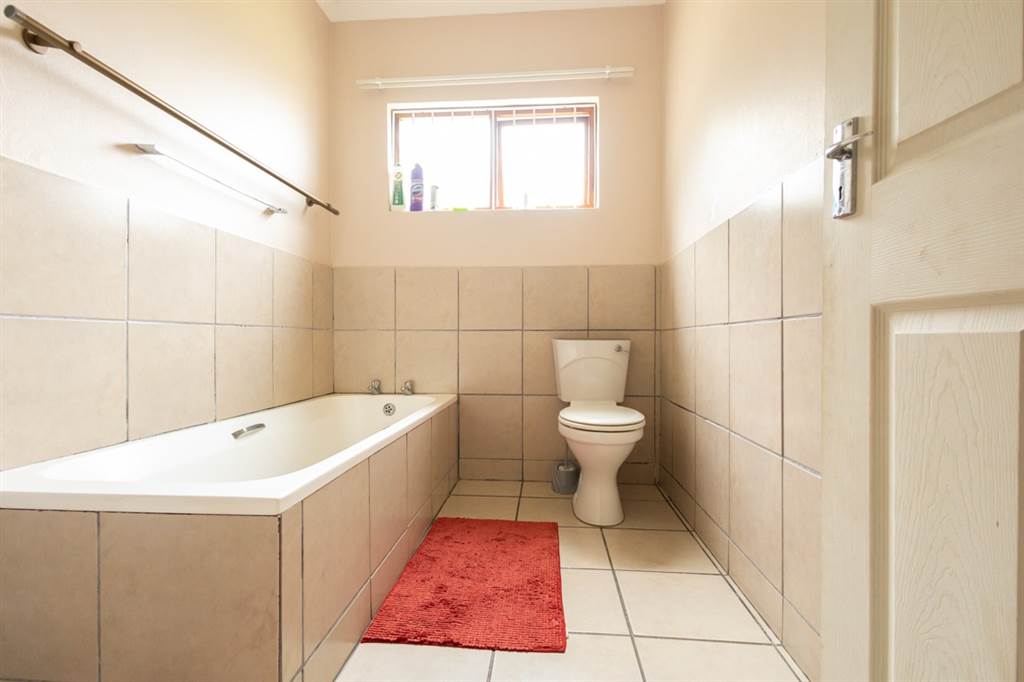 2 Bed Townhouse in Umtentweni photo number 15