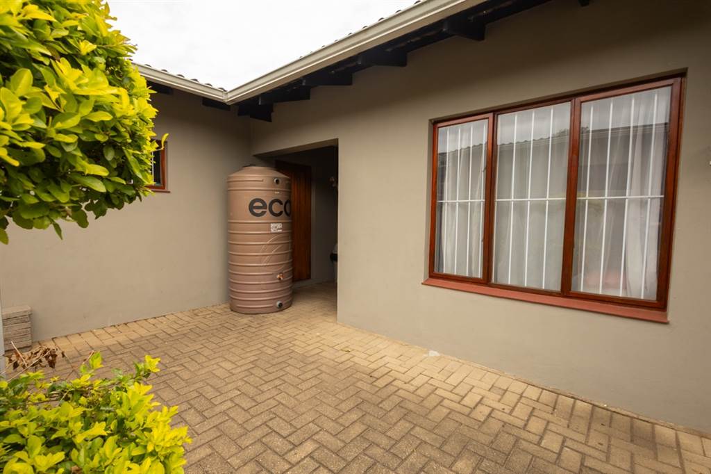 2 Bed Townhouse in Umtentweni photo number 1