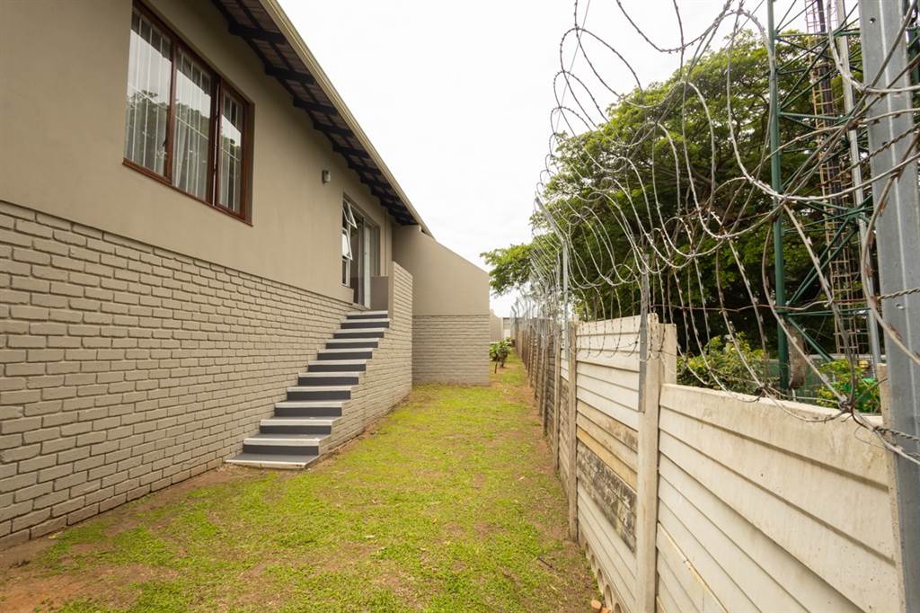 2 Bed Townhouse in Umtentweni photo number 22