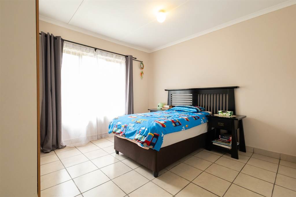 2 Bed Townhouse in Umtentweni photo number 16