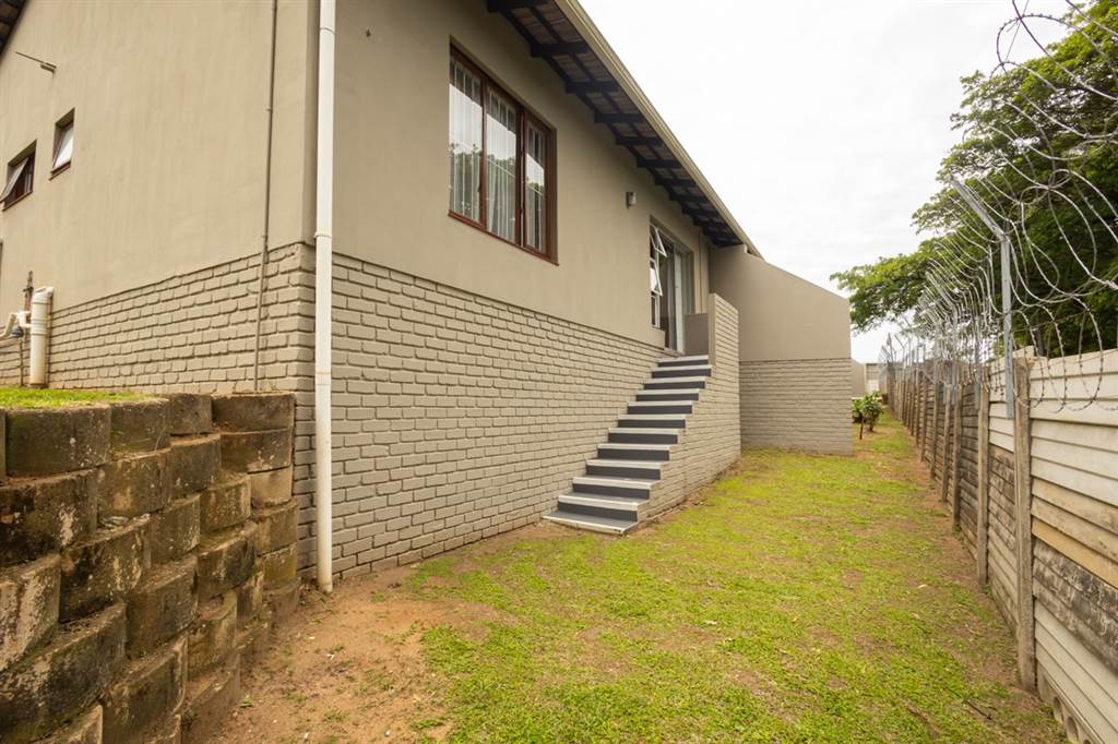 2 Bed Townhouse in Umtentweni photo number 21