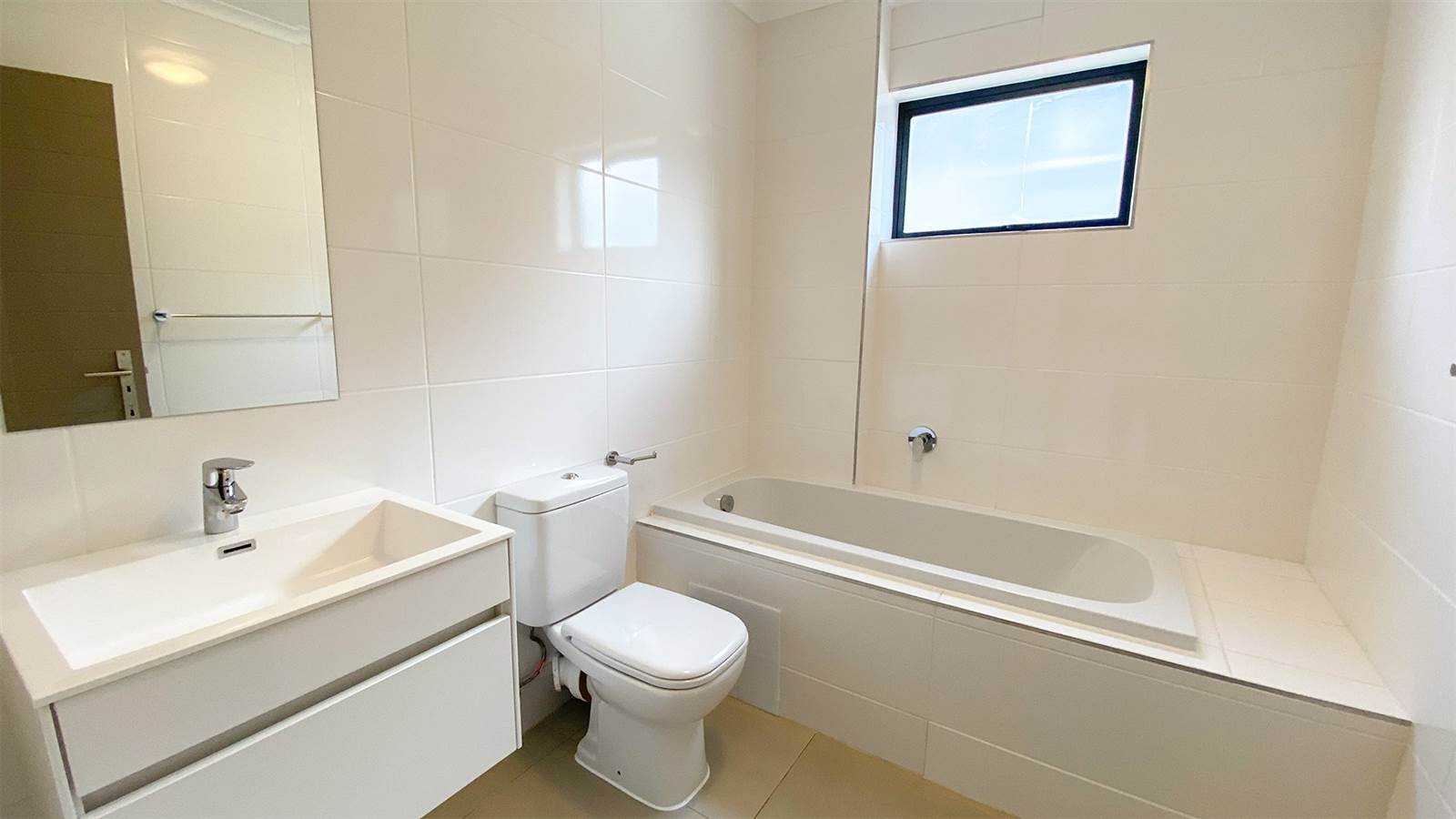 2 Bed Apartment in Crowthorne photo number 8