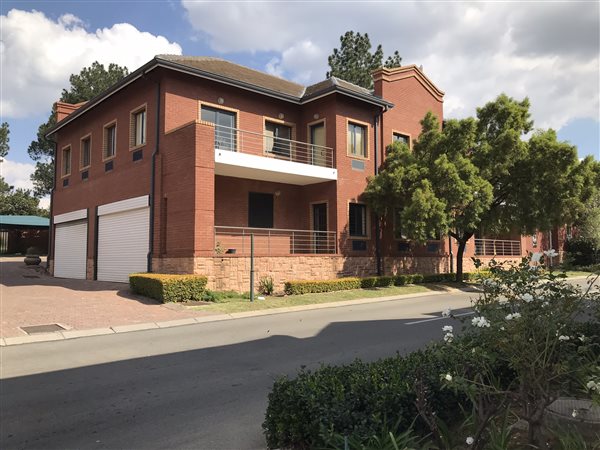100  m² Commercial space in Fourways