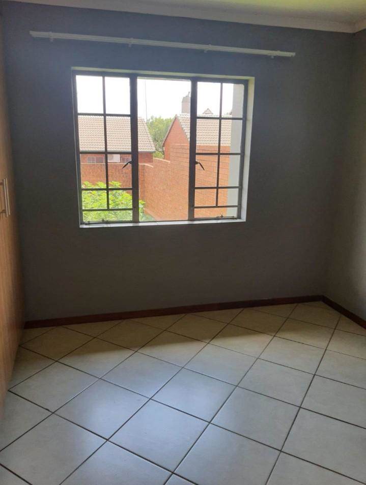 3 Bed Townhouse in Mooikloof Ridge photo number 15