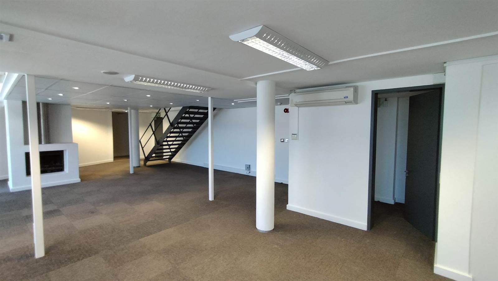300  m² Office Space in De Waterkant photo number 5