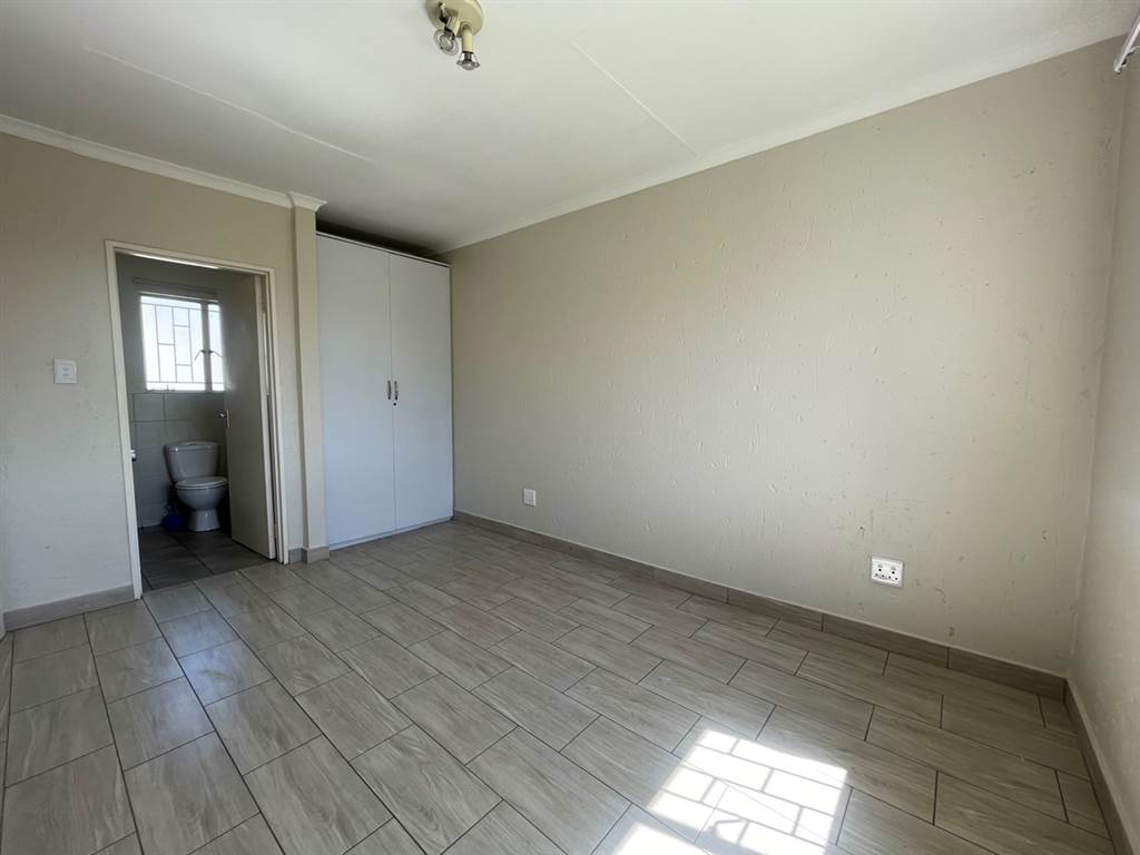 2 Bed Duplex in Greenstone Hill photo number 13