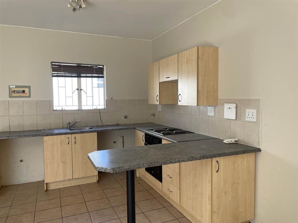 2 Bed Duplex in Greenstone Hill photo number 3