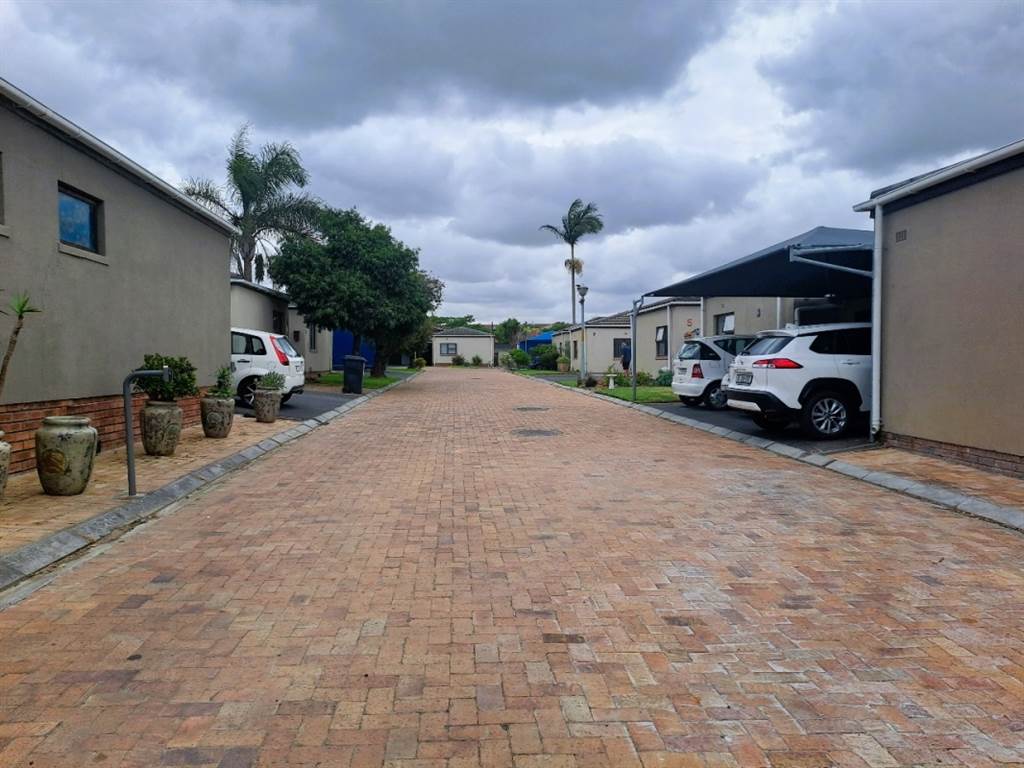 2 Bed Townhouse in Brackenfell Central photo number 18