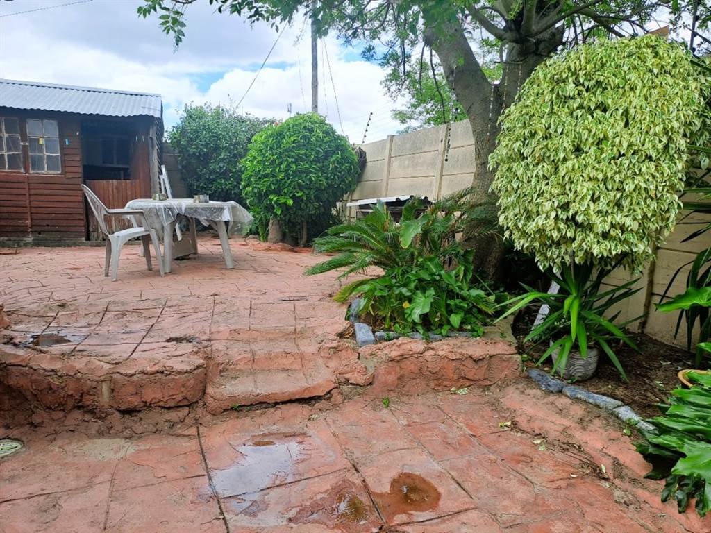 2 Bed Townhouse in Brackenfell Central photo number 15
