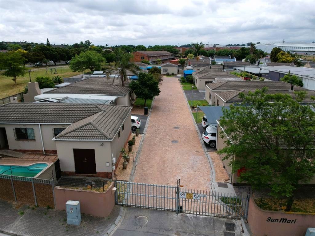 2 Bed Townhouse in Brackenfell Central photo number 17