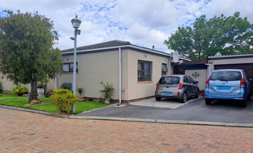2 Bed Townhouse in Brackenfell Central photo number 1