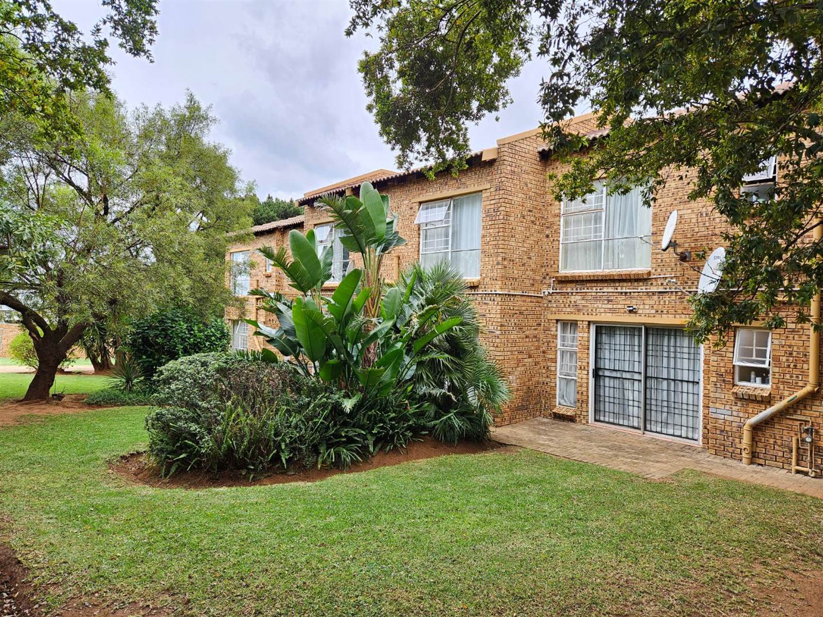 2 Bed Apartment in Grobler Park photo number 2