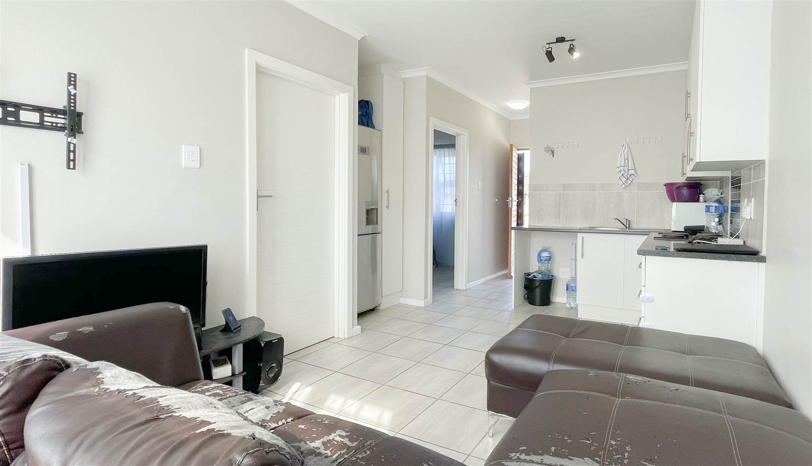 2 Bed Townhouse in Walmer Heights photo number 3