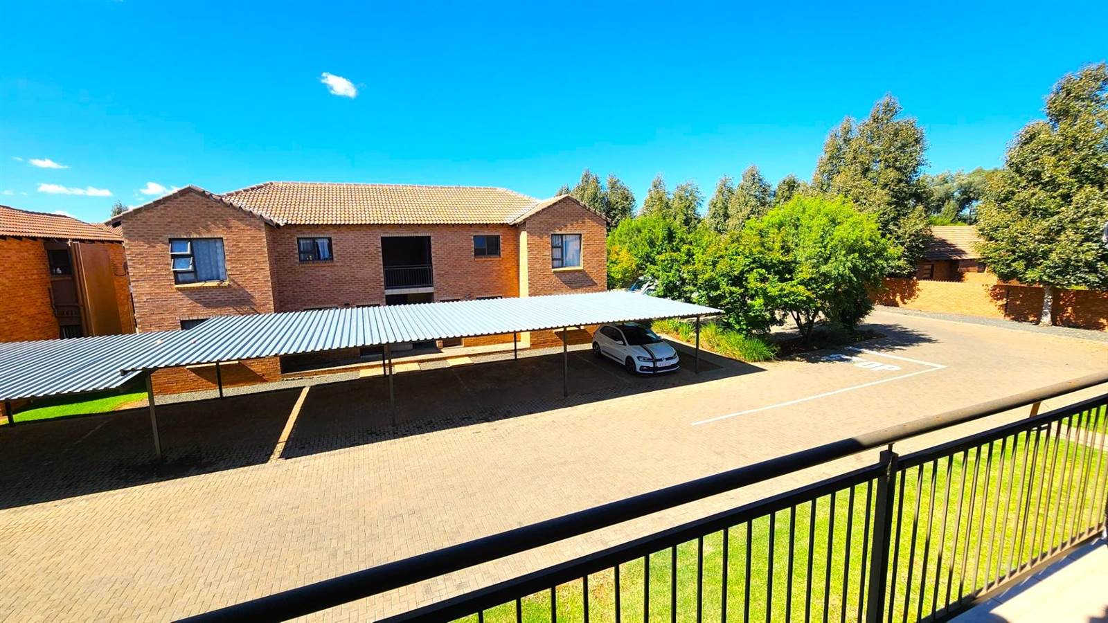 2 Bed Apartment in Bloemfontein photo number 8