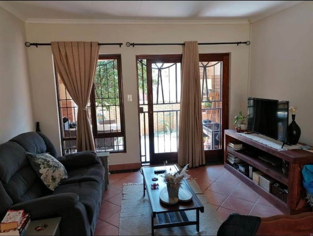 2 Bed Townhouse in Mooikloof Ridge photo number 8