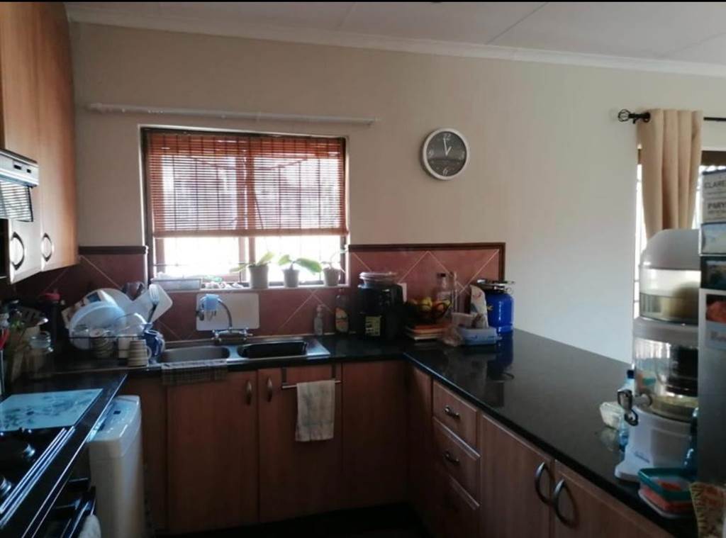 2 Bed Townhouse in Mooikloof Ridge photo number 11