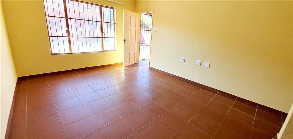 2 Bed Townhouse in Louis Trichardt photo number 3