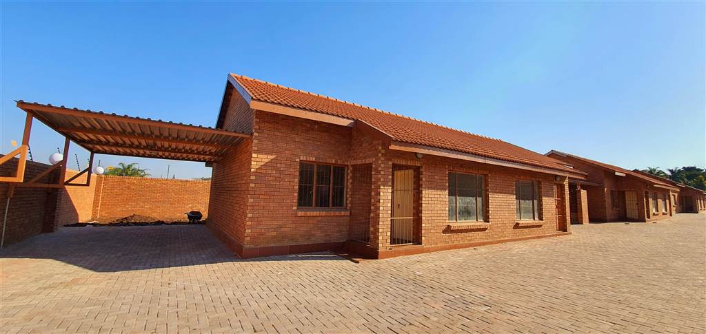 2 Bed Townhouse in Louis Trichardt photo number 1