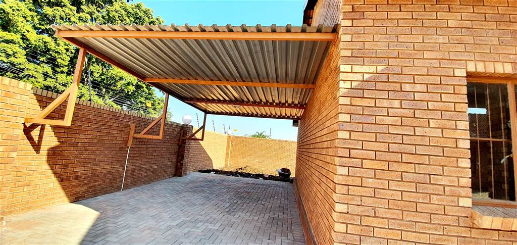 2 Bed Townhouse in Louis Trichardt photo number 7