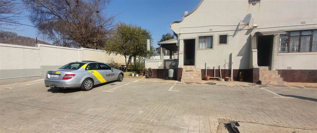 4 Bed House in Roodepoort Central photo number 10