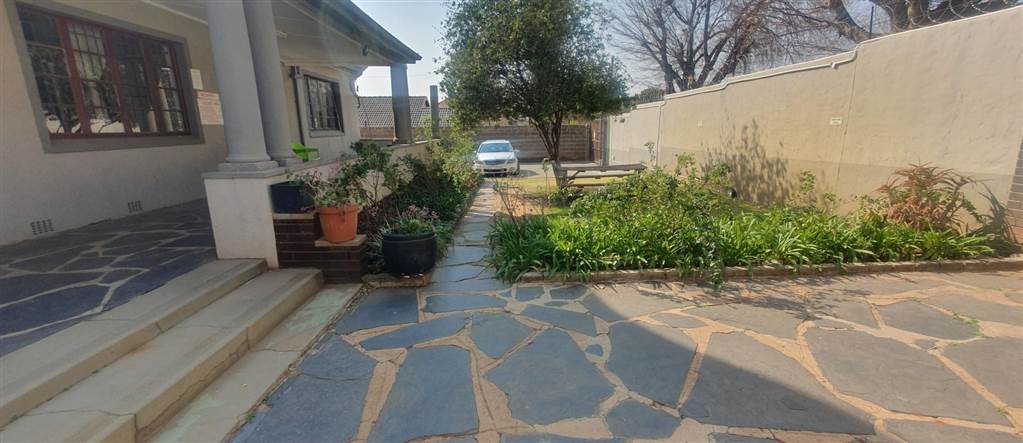 4 Bed House in Roodepoort Central photo number 2