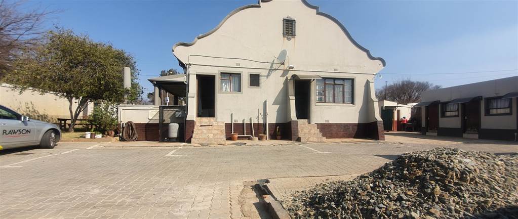 4 Bed House in Roodepoort Central photo number 11