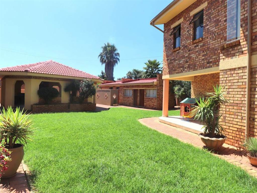 9 Bed House in Lenasia photo number 2