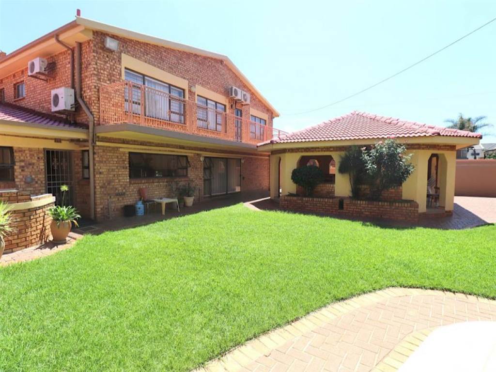 9 Bed House in Lenasia photo number 1