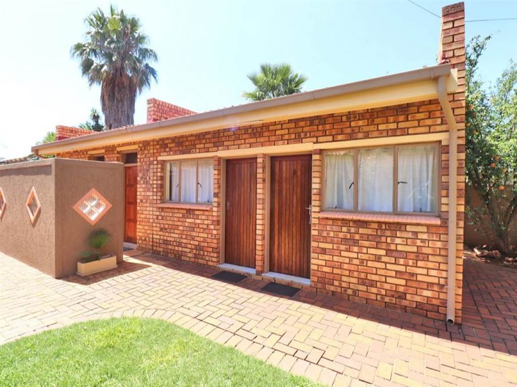 9 Bed House in Lenasia photo number 4