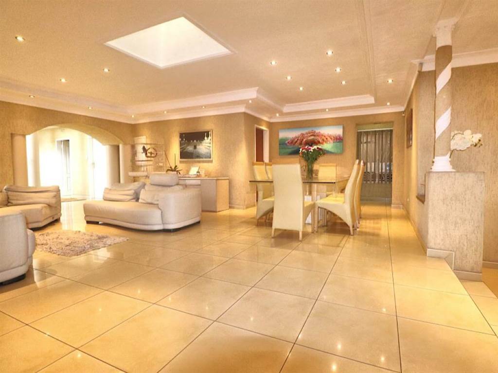 9 Bed House in Lenasia photo number 6