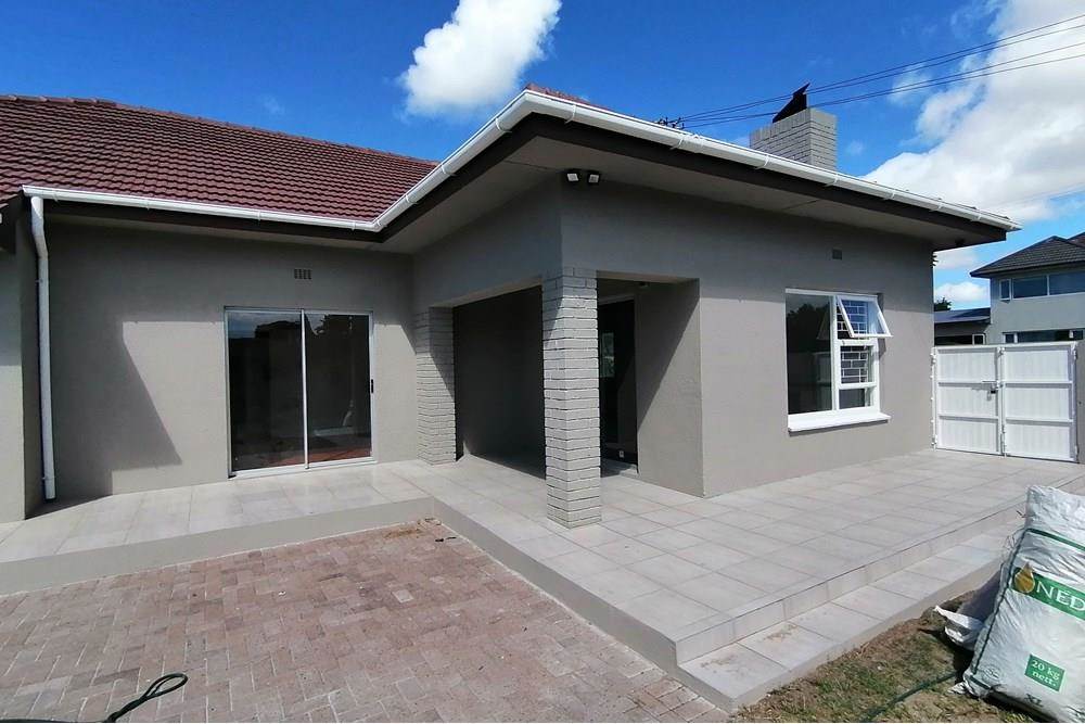 4 Bed House in Milnerton Central photo number 3