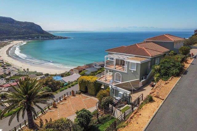 1 Bed Apartment in Fish Hoek photo number 2