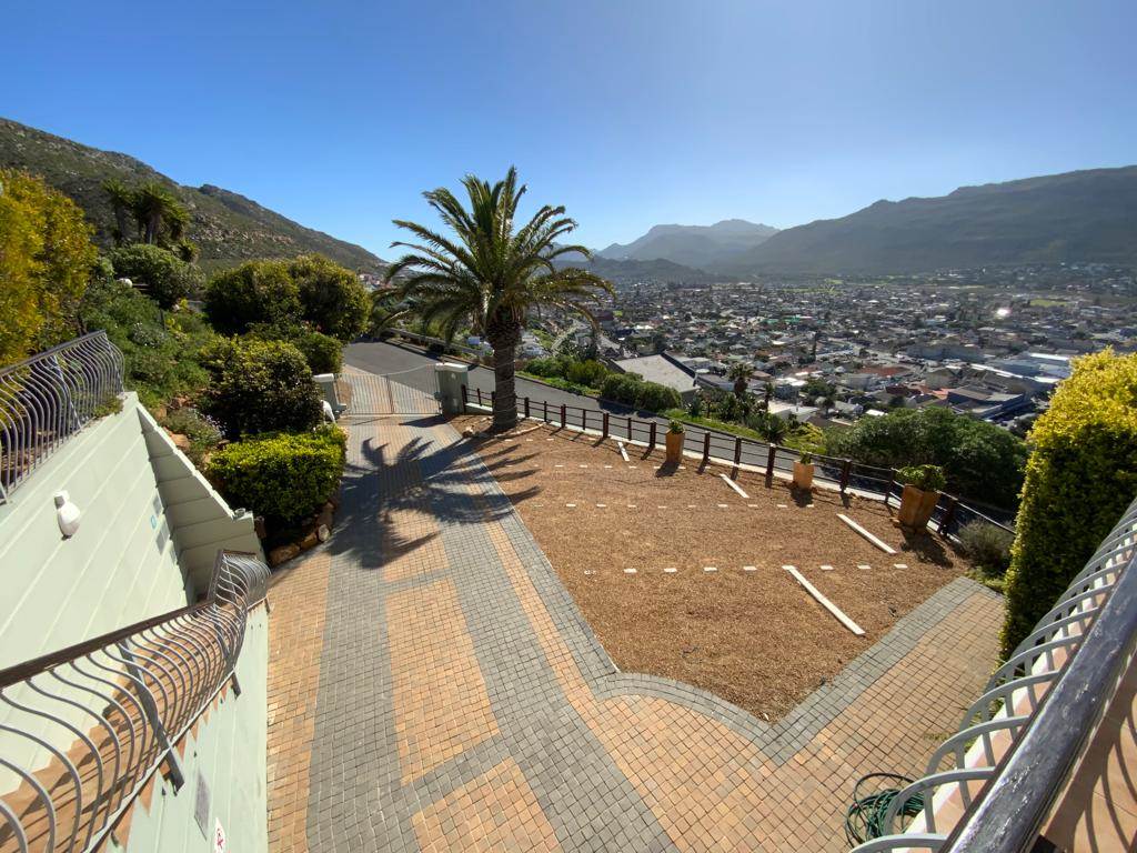 1 Bed Apartment in Fish Hoek photo number 9