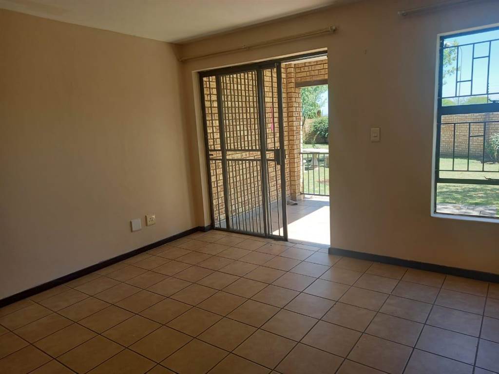 2 Bed Townhouse in Riversdale photo number 3