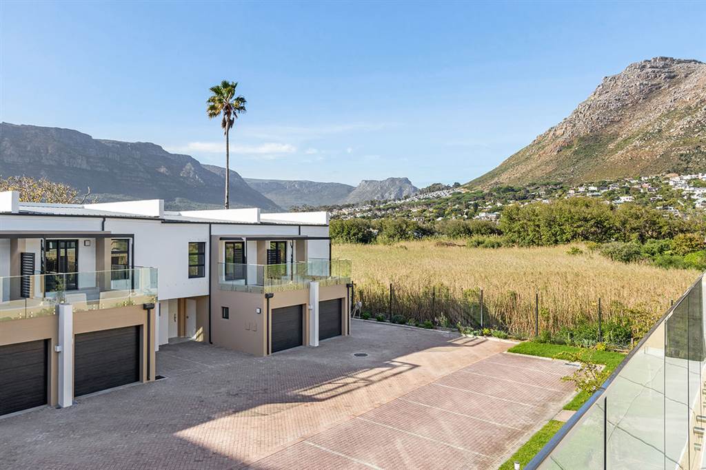 2 Bed Apartment in Hout Bay and surrounds photo number 4