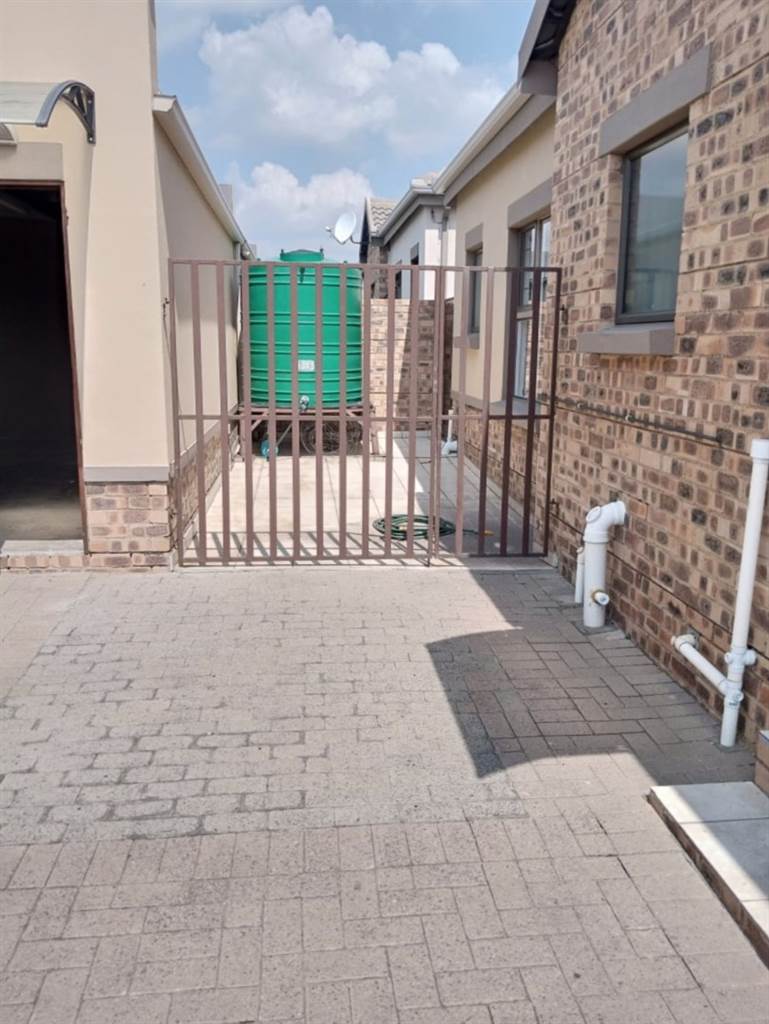 3 Bed Townhouse in Witbank Central photo number 11