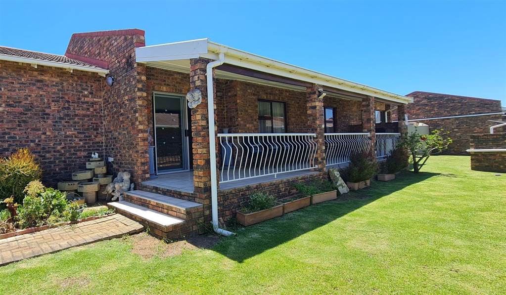 2 Bed Townhouse in Jeffreys Bay photo number 4