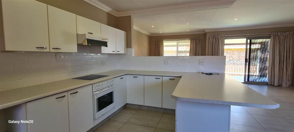 2 Bed Townhouse in Jeffreys Bay photo number 9