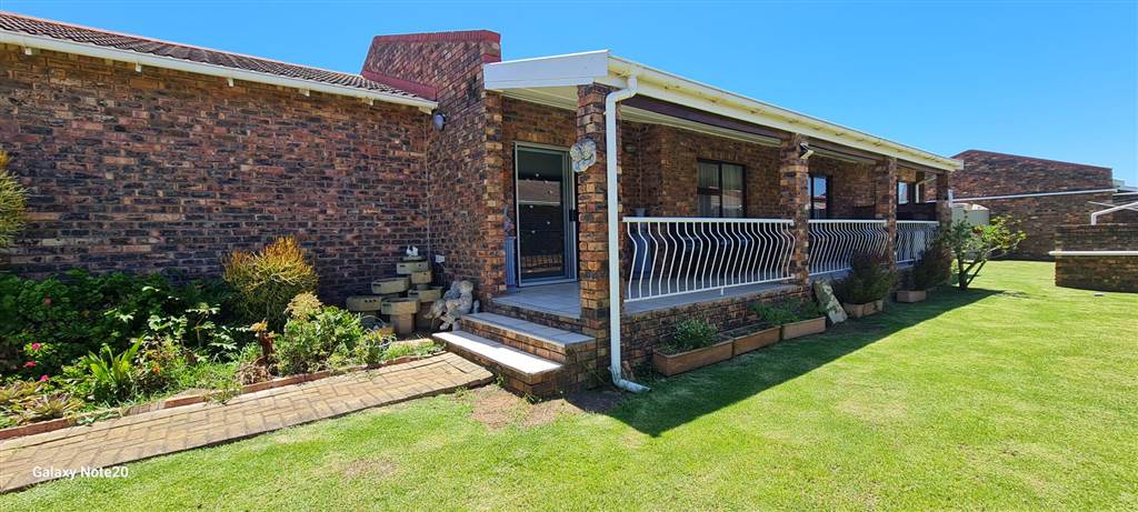 2 Bed Townhouse in Jeffreys Bay photo number 1