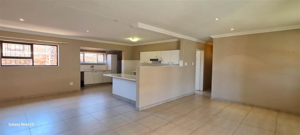 2 Bed Townhouse in Jeffreys Bay photo number 10