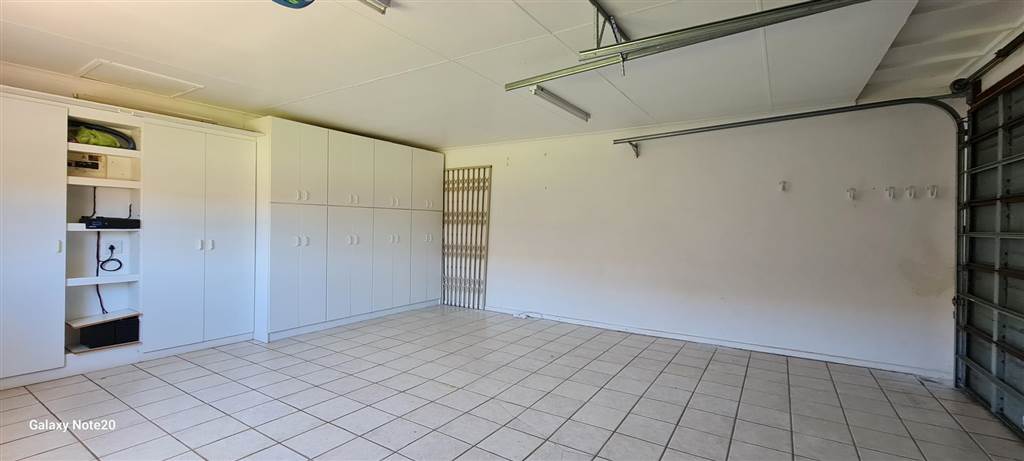 2 Bed Townhouse in Jeffreys Bay photo number 17