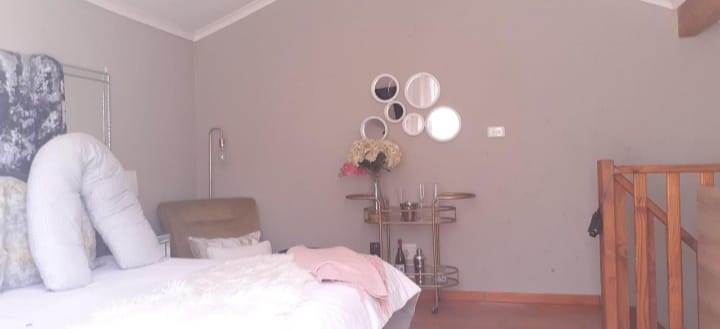 2 Bed Apartment in Constantia Kloof photo number 9