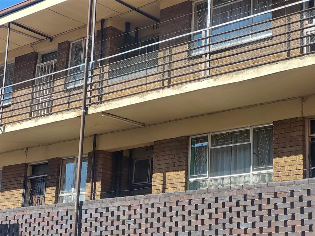 2 Bed Apartment in Vereeniging Central photo number 10