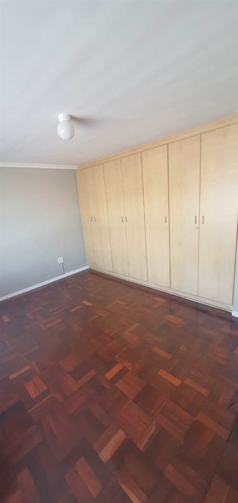 2 Bed Apartment in Wynberg photo number 15