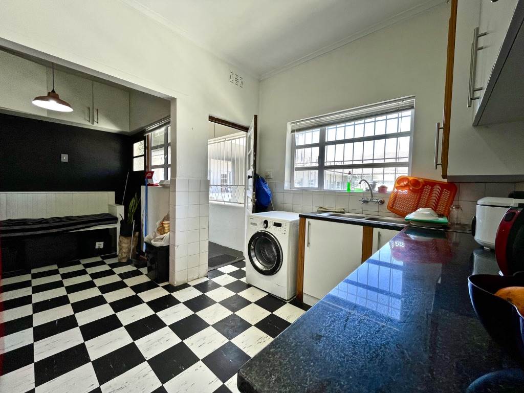 2 Bed Apartment in Rosebank photo number 17