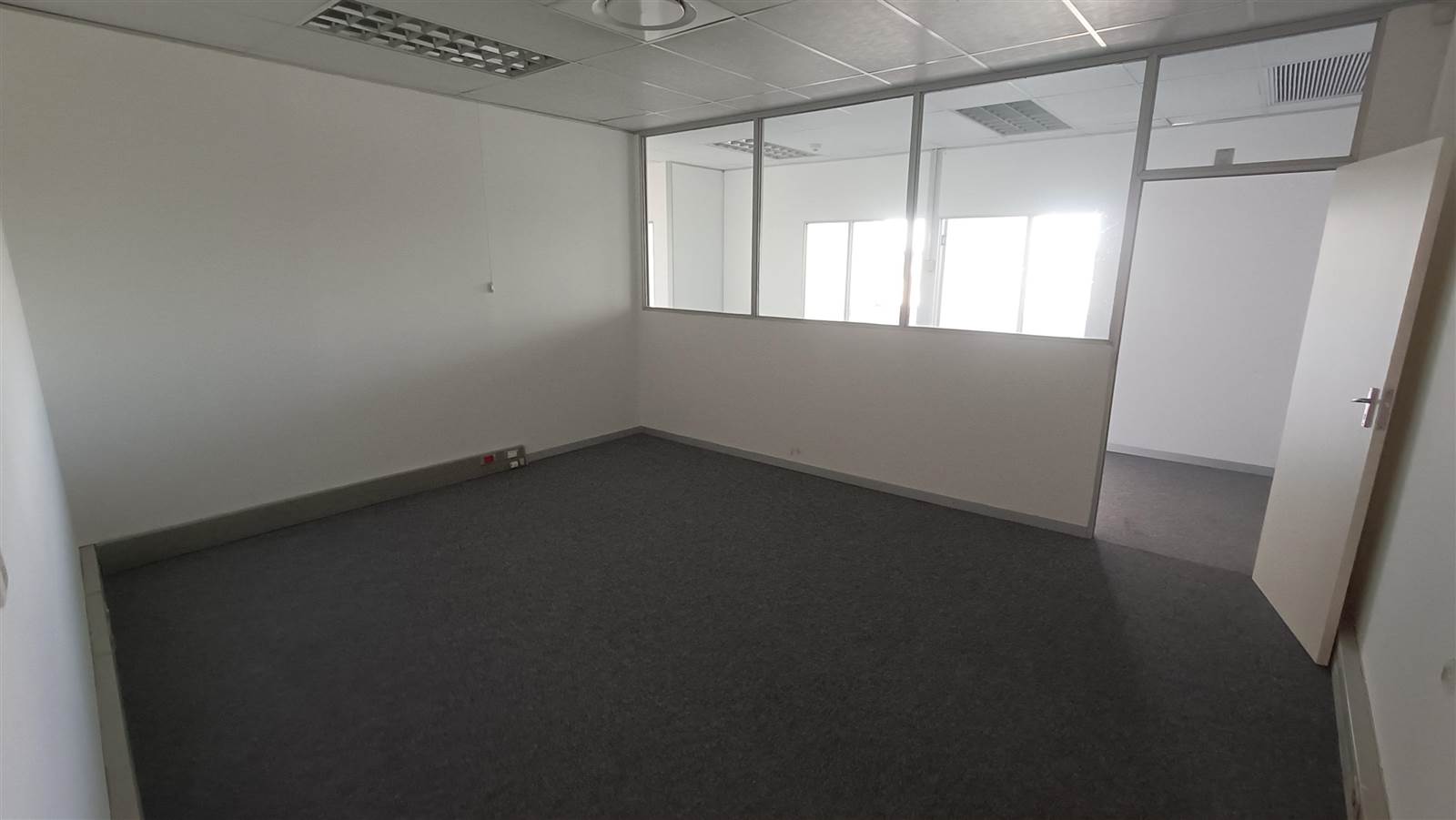 114  m² Commercial space in Paarden Eiland photo number 3