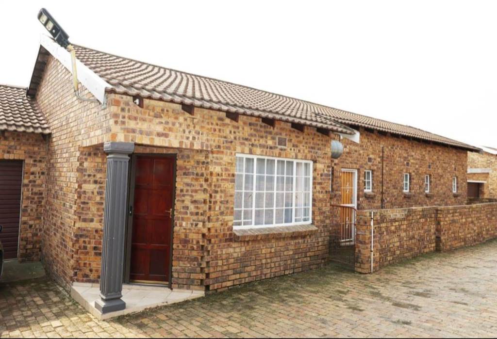 3 Bed Townhouse in Piet Retief photo number 1