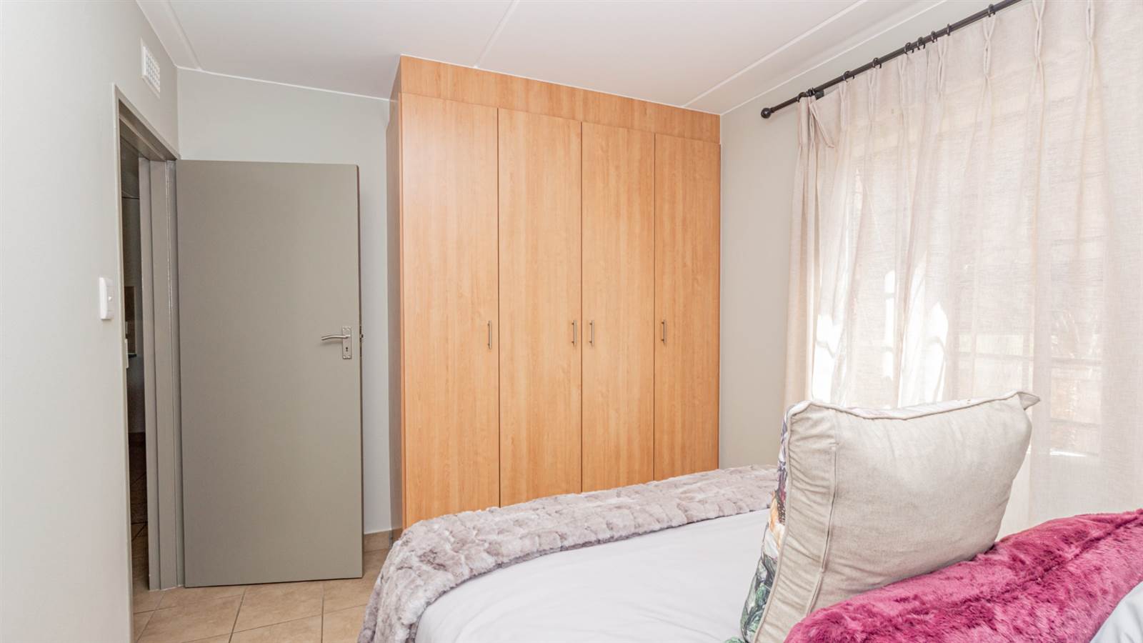 2 Bed Townhouse in Braamfontein photo number 13