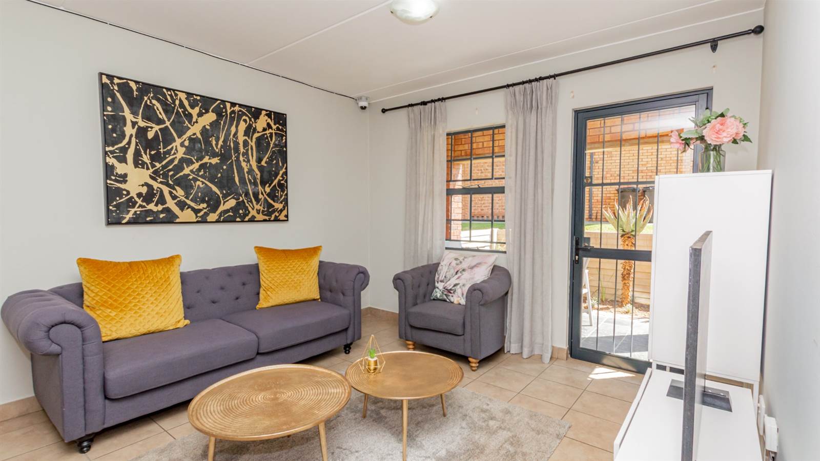 2 Bed Townhouse in Braamfontein photo number 6